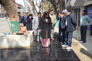 दरबारमार्ग फुटपाथमा धमाधम ‘ग्रेनाइट’ बिछ्याउँदै काठमाडौँ महानगर