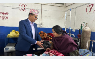 प्रजातन्त्र दिवस : बिरामीलाई फलफूल वितरण
