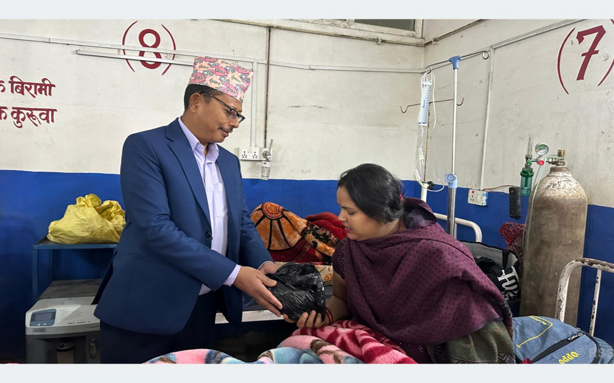 प्रजातन्त्र दिवस : बिरामीलाई फलफूल वितरण