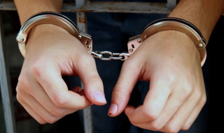 सर्लाहीमा मतदातालाई पैसा वितरण गर्दै गरेका राष्ट्रिय मुक्ति पार्टी नेपालका कार्यकर्ता पक्राउ
