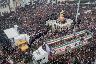 इरानको विद्यालयमा मारिएका १६० भन्दा बढीको सामूहिक अन्त्येष्टिमा उर्लियो जनसागर