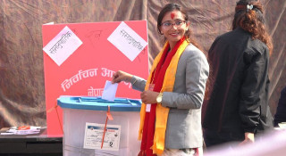 तोसिमा कार्कीले गरिन् मतदान