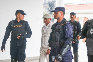 पक्राउ परेका कांग्रेस नेता रमेश लेखकलाई म्याद थपको लागि सरकारी वकिल कार्यलय ल्याइयो , ओलीलाई पनि ल्याइदै