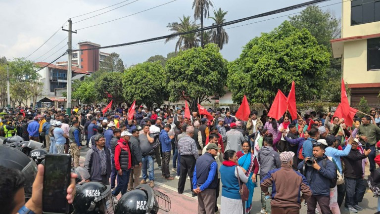 बबरमहलमा एमालेको प्रदर्शन सुरू, ओलीलाई छाड्न माग