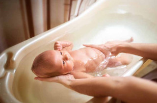 शिशुलाई नुहाउँदा अभिभावकले गर्ने ७ गल्ती