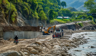 रोशी खोलामा बाढीपछि रोकिएको बीपी राजमार्ग आज पनि बन्द