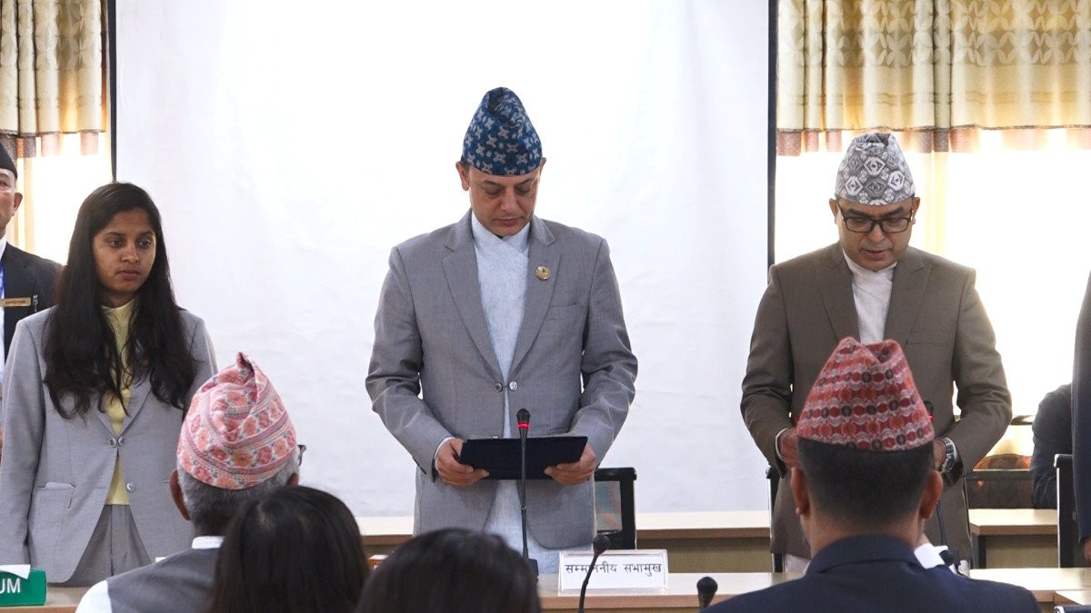प्रतिनिधि सभाका नवनियुक्त सचिव प्रकाश अधिकारीले लिए शपथ