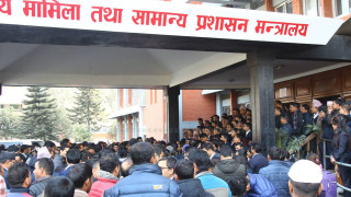 ट्रेड युनियनका कर्मचारी नेतालाई सरकारले सरुवा गरेर ‘डाँडा कटायो’ साविकका संगठनका २० नेताहरु दुर्गममा खटाइयो