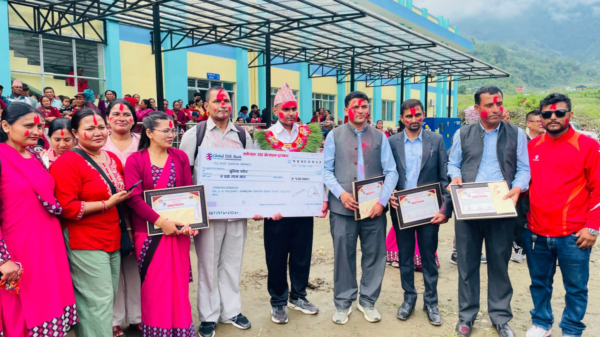 एसईईमा उत्कृष्ट नतिजापछि विद्यार्थीलाई बाजागाजा र नगद पुरस्कार सहित सम्मान
