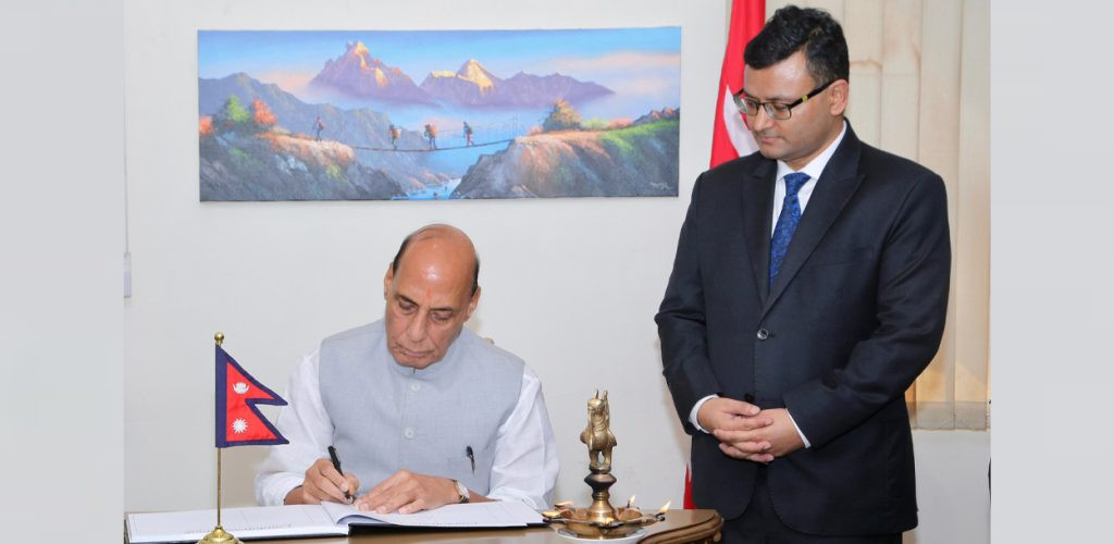 नेपाली दूतावास पुगेर भारतीय रक्षामन्त्री सिंहले भने– ‘सुख–दुःखको साथी हौं, उद्धारमा सघाउँछौं’