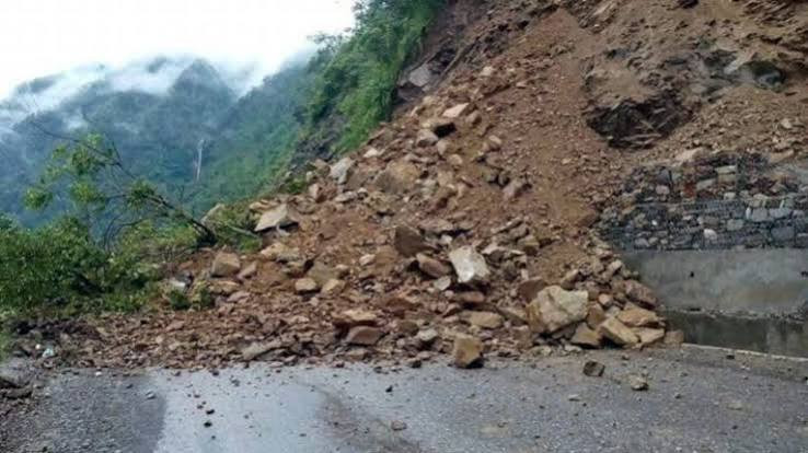 सर्लाही र सिन्धुली जोड्ने सडक पहिरोका कारण अवरुद्ध