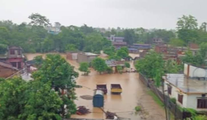पहिरोमा पुरिएर एक जनाको मृत्यु, तीन सय घर जलमग्न