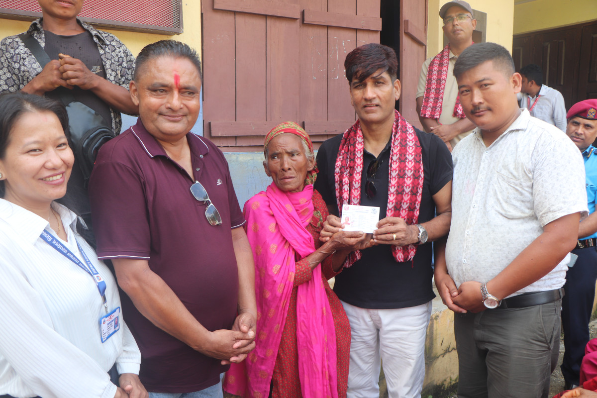 चितवनको ‘कर्णाली’ राप्तीका बासिन्दाले पाए नागरिकता