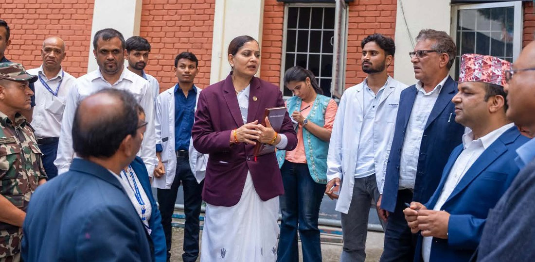 मन्त्री मेहताद्वारा ट्रमा सेन्टरको निरीक्षण