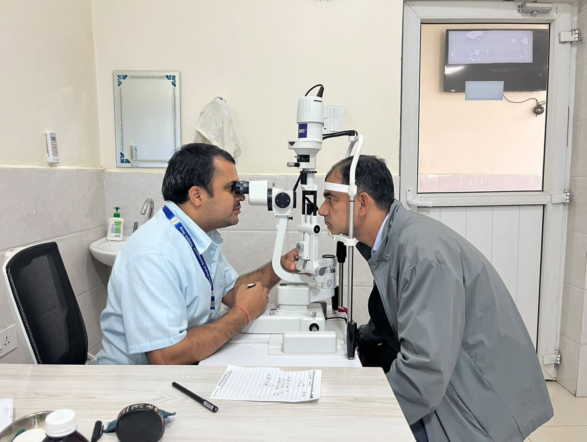 विश्व दृष्टि दिवसः दाङका पत्रकारको निशुल्क आँखा परीक्षण