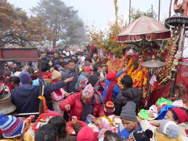 पाथीभरामा भक्तजनको लर्को